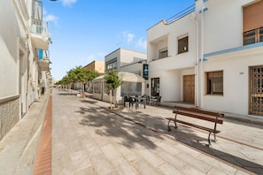 Outdoor dining - Casa Susanna – Your Retreat in Calasetta: Sea, Culture, and Relaxation (Calasetta)