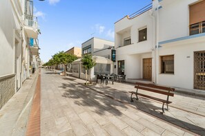 Outdoor dining - Casa Susanna – Your Retreat in Calasetta: Sea, Culture, and Relaxation (Calasetta)