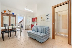 TV - Casa Susanna – Your Retreat in Calasetta: Sea, Culture, and Relaxation (Calasetta)