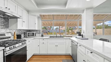 Fridge, microwave, stovetop, dishwasher