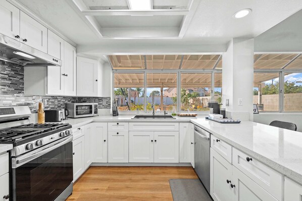 Kühlschrank, Mikrowelle, Herdplatte, Geschirrspüler