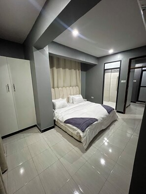 2 habitaciones, tabla de planchar con plancha, wifi y ropa de cama