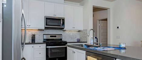 冷蔵庫、電子レンジ、オーブン、コンロ