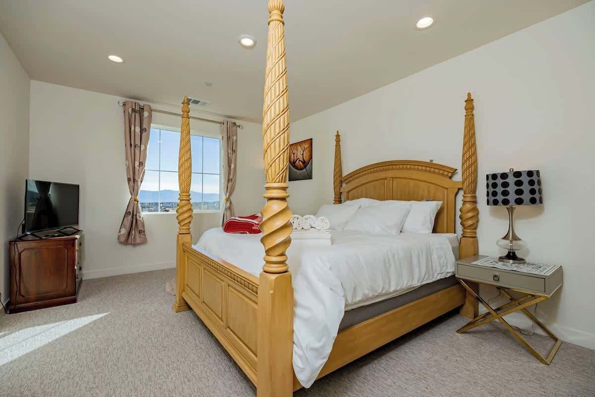 3 bedrooms, iron/ironing board, WiFi, bed sheets