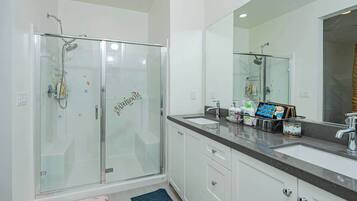 Dusche, Haartrockner, Handtücher