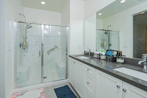 Dusche, Haartrockner, Handtücher