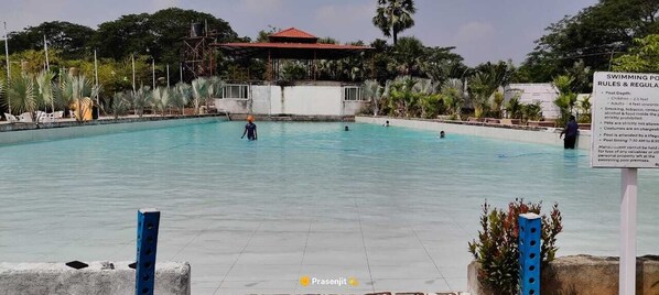 10 outdoor pools