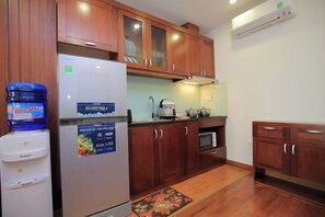 Kühlschrank, Mikrowelle, Herdplatte, Kochgeschirr/Geschirr/Besteck