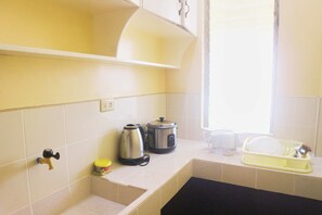 Superior Suite | Bathroom | Shower, rainfall showerhead, free toiletries, towels - Iloilo Transient Rooms (Iloilo)