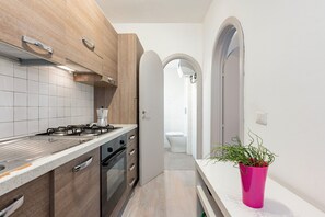 Refrigerador, horno, parrilla de estufa y tetera eléctrica