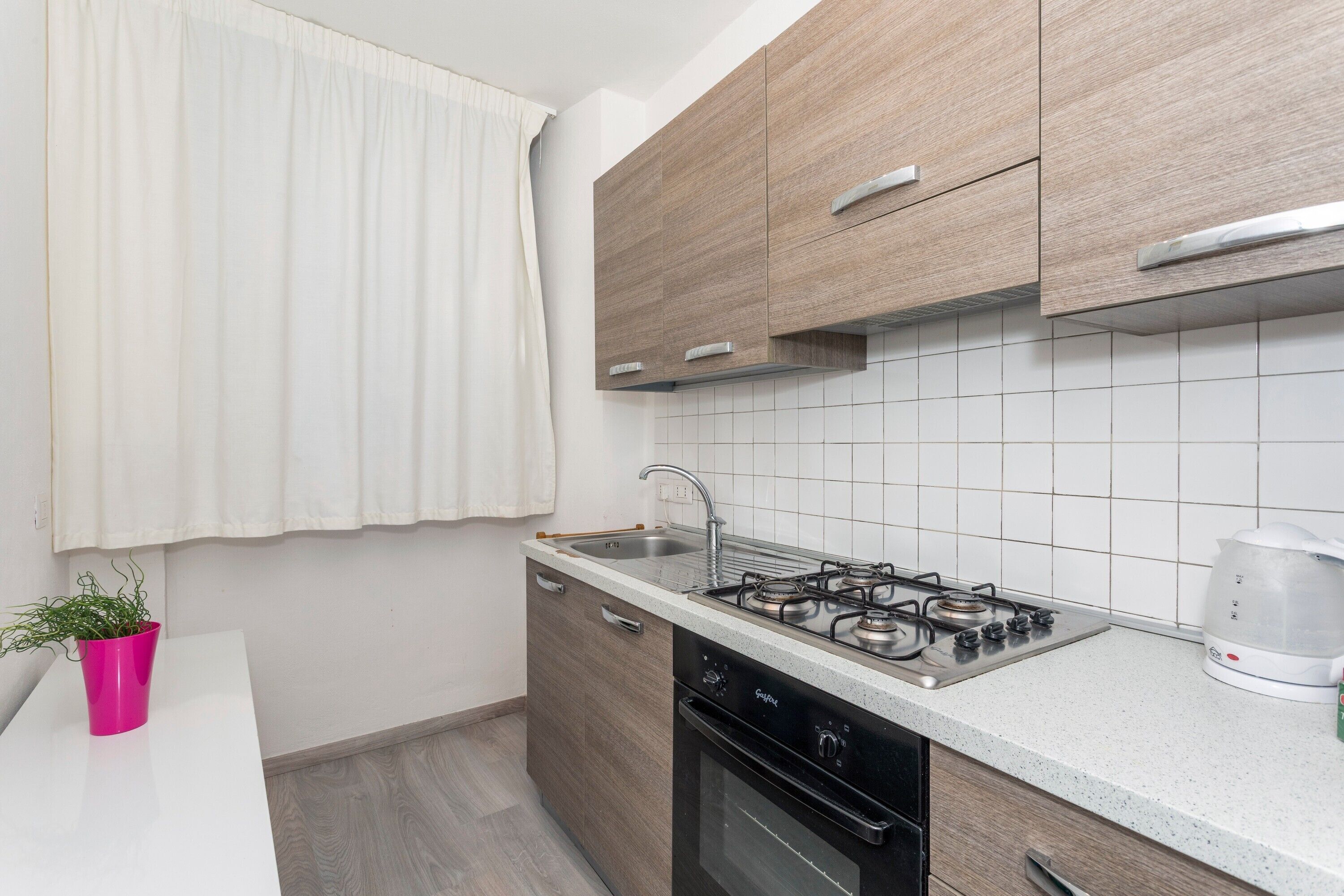 Een koelkast, een oven, een kookplaat, een waterkoker