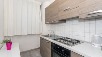 Een koelkast, een oven, een kookplaat, een waterkoker