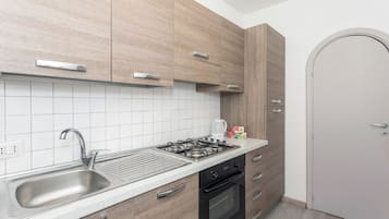 Refrigerador, horno, placa de cocina, tetera/pava eléctrica