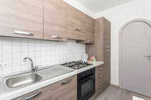 Refrigerador, horno, placa de cocina, tetera/pava eléctrica