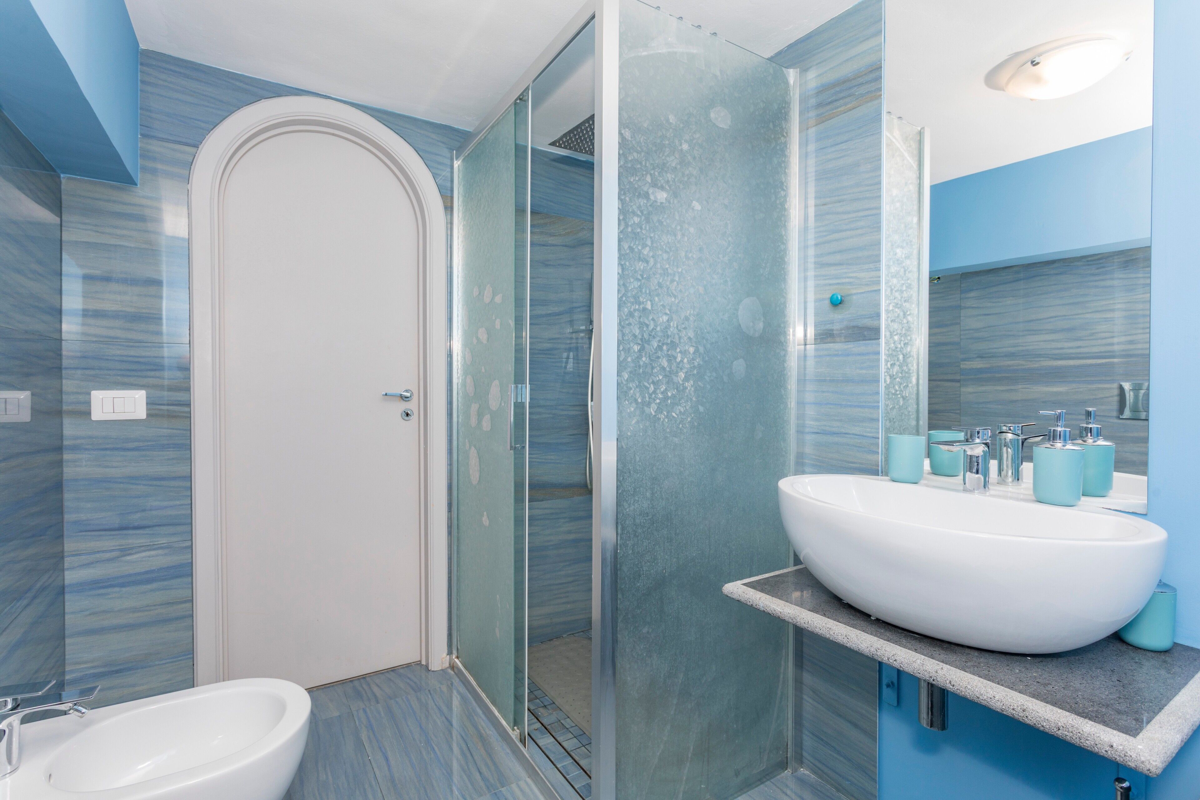 Douche, articles de toilette gratuits, sèche-cheveux