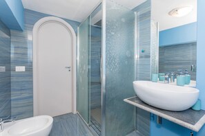 Regadera, amenidades de baño gratuitas, secadora de cabello, toallas 