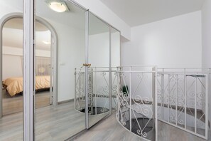 2 habitaciones, tabla de planchar con plancha, wifi y ropa de cama 