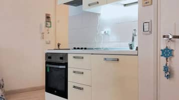 Refrigerador, microondas, placa de cocina, cafetera/tetera