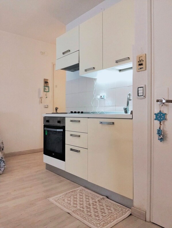 Refrigerador, microondas, placa de cocina, cafetera/tetera