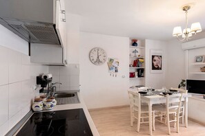 Frigorífic, microones, placa de cuina i cafetera i tetera