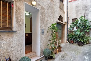 Exterior detail - Apartment 'La Casa di Iris with Parking Space', Wi-Fi and Air Conditioning (Diano Marina)