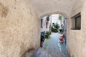 Property grounds - Apartment 'La Casa di Iris with Parking Space', Wi-Fi and Air Conditioning (Diano Marina)