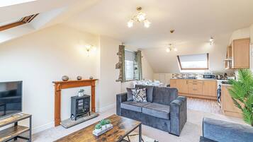 Căn hộ phong cách cổ điển, 3 phòng ngủ, không hút thuốc | Khu phòng khách | TV màn hình phẳng