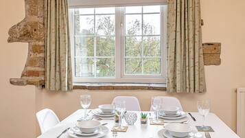 Classic Apartment, 3 Bedrooms, Non Smoking | Living area | Flat-screen TV