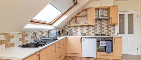 Classic Apartment, 3 Bedrooms, Non Smoking | Private kitchen