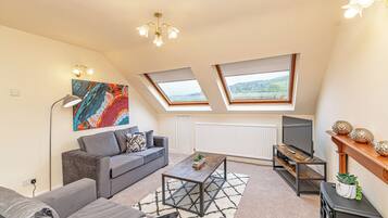 Căn hộ phong cách cổ điển, 3 phòng ngủ, không hút thuốc | Khu phòng khách | TV màn hình phẳng