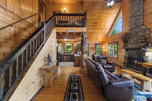 Smart TV, chimenea y libros