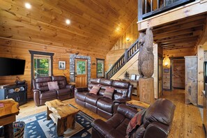 Smart TV, chimenea y libros