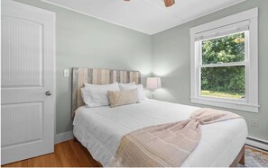 3 bedrooms, iron/ironing board, Internet, bed sheets - Coastal Living Meets Modern Comfort! (Narragansett)