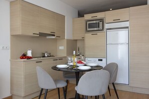 Kühlschrank, Mikrowelle, Herdplatte, Geschirrspüler