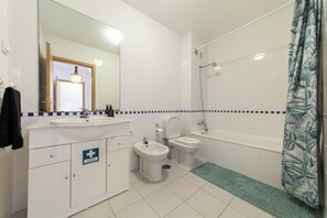 Shower, hair dryer, bidet, towels - Quiet 2BR 14min to Beach w/Balcony / AC / Wi-Fi148298 (Portimão)