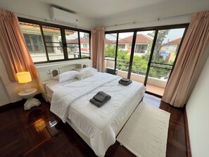 3 bedrooms, in-room safe, iron/ironing board, free WiFi