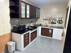 冷蔵庫、電子レンジ、コンロ、電気ポット