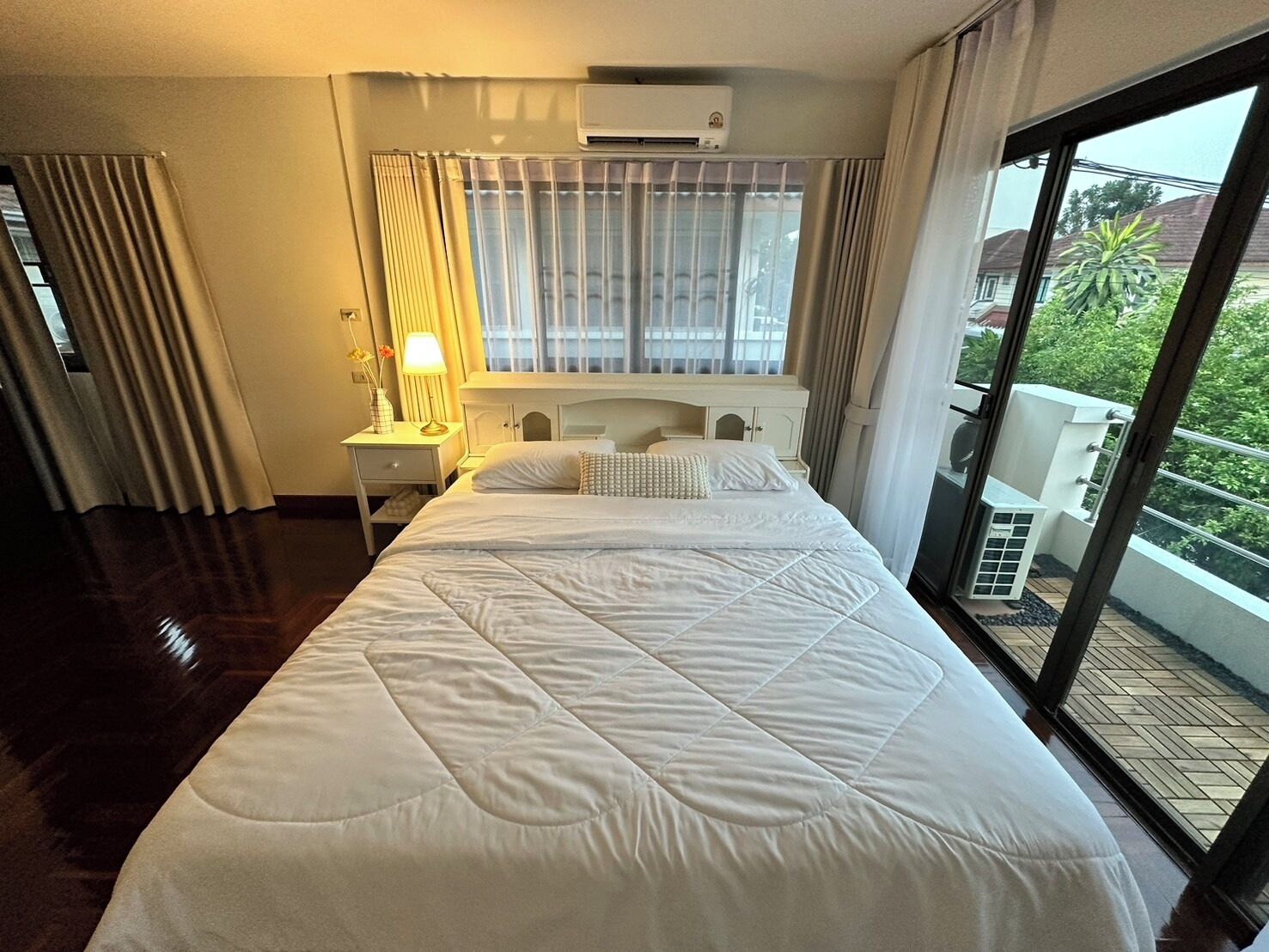 3 bedrooms, in-room safe, iron/ironing board, free WiFi
