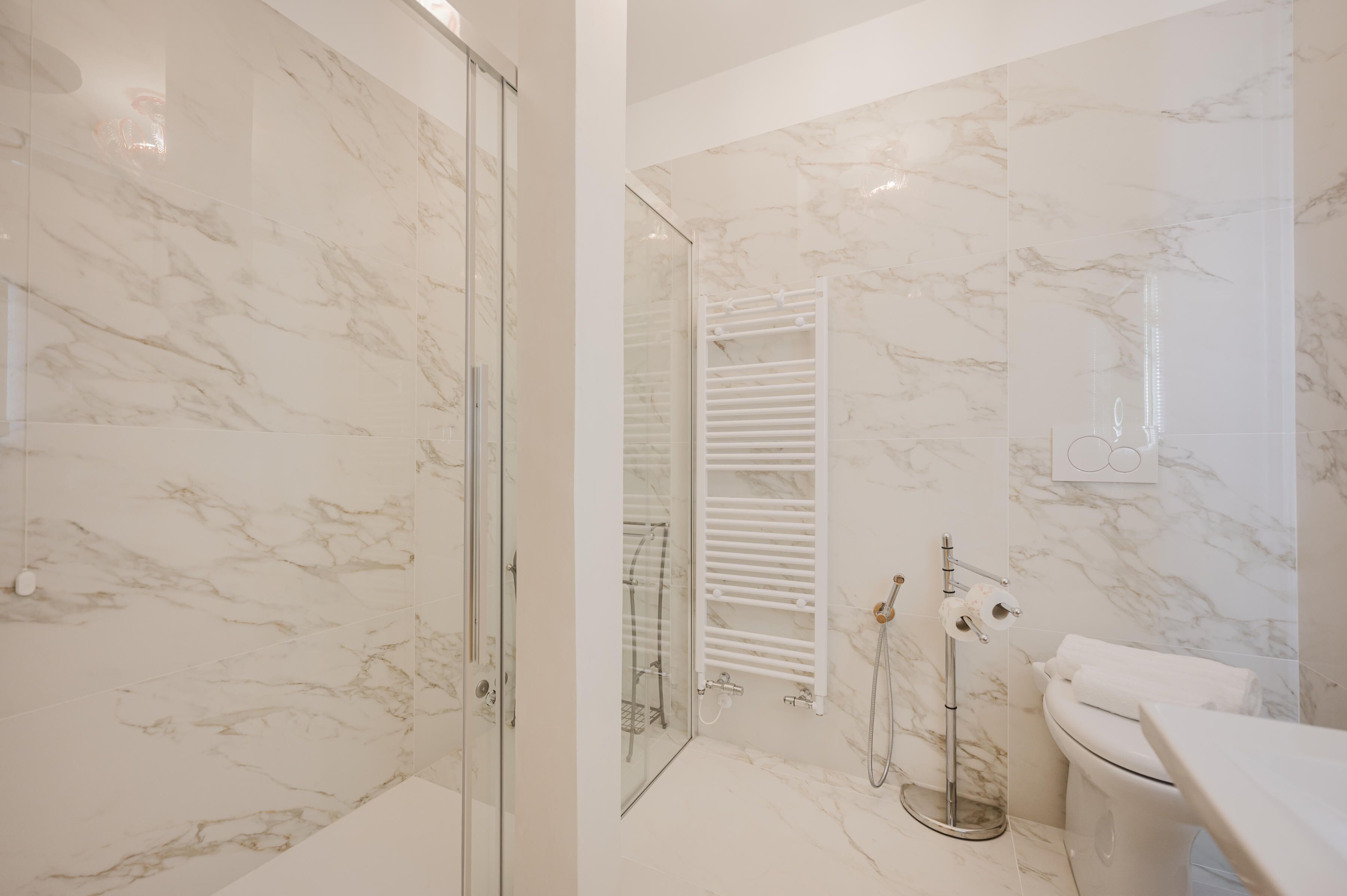 Comfort Condo, City View | Bathroom | Hair dryer, towels, soap, shampoo