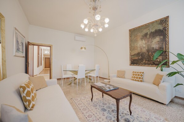 Comfort Condo, City View | Living area