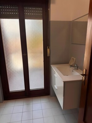 Een douche, handdoeken