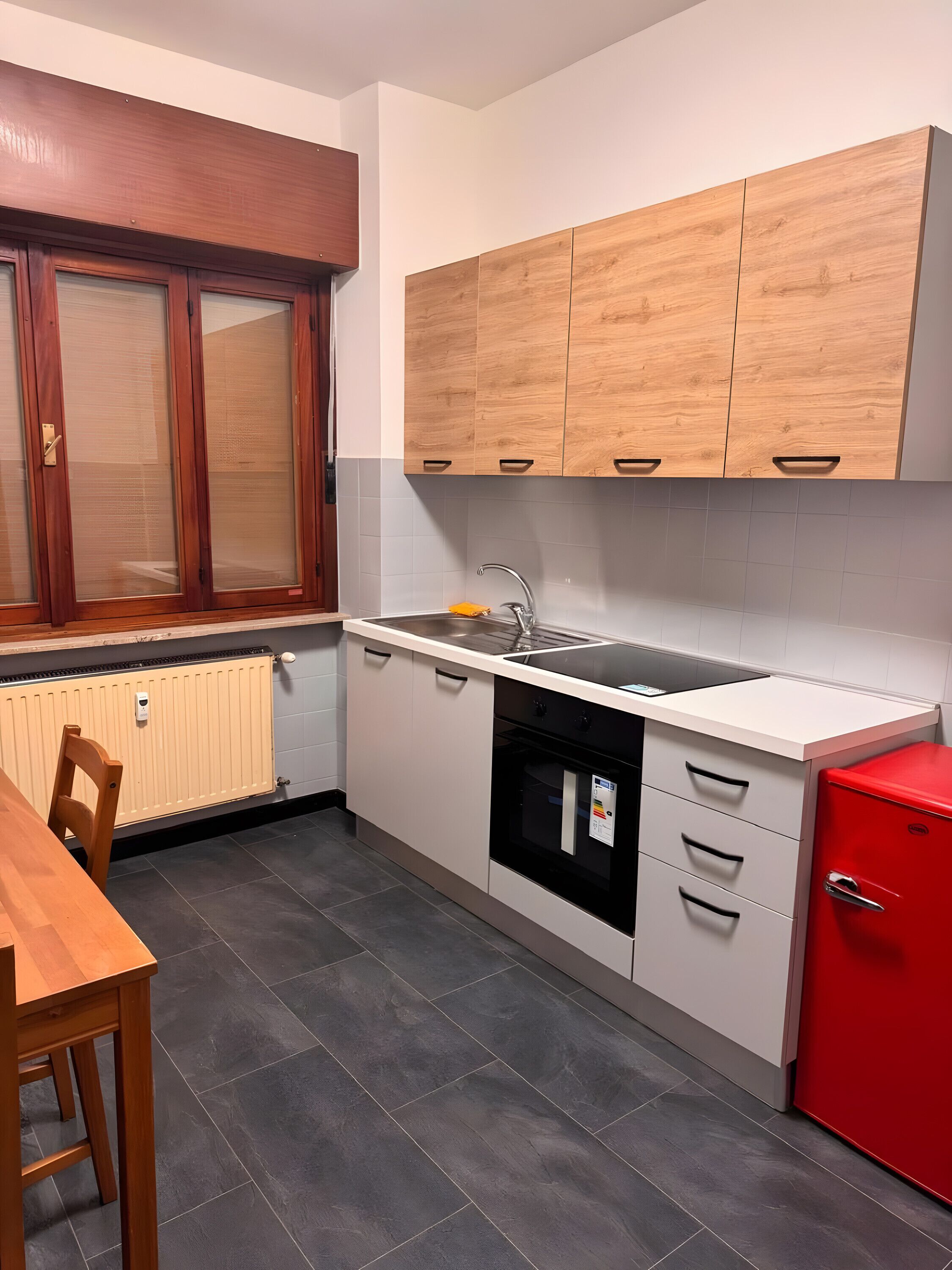 Kühlschrank, Ofen, Herdplatte, Wasserkocher mit Kaffee-/Teezubehör