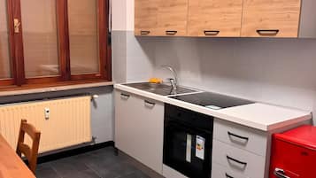 Kühlschrank, Ofen, Herdplatte, Wasserkocher mit Kaffee-/Teezubehör