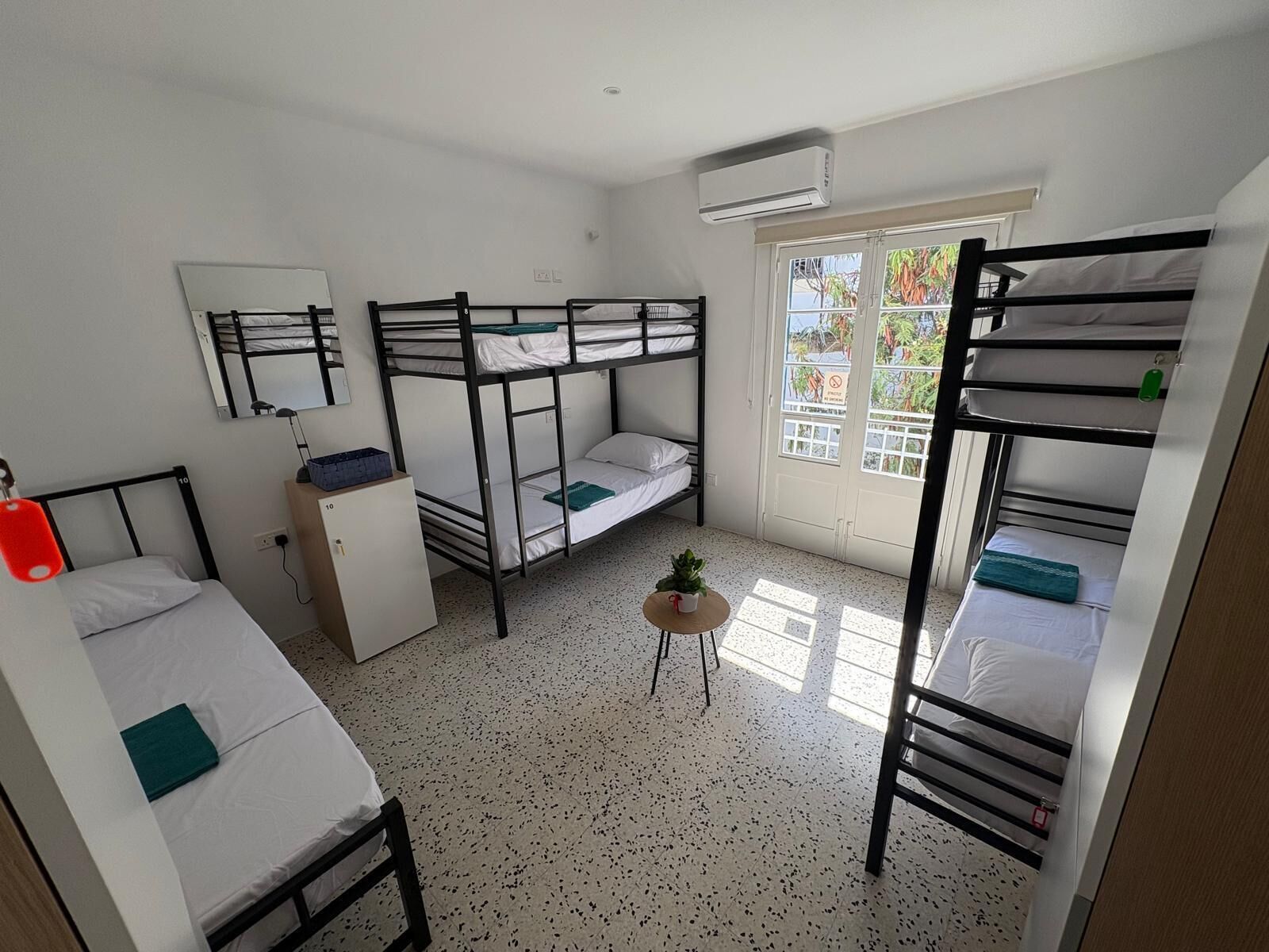 Dormitorio compartido superior, balcón, vista al jardín | Escritorio, espacio para trabajar con laptop y wifi gratis 