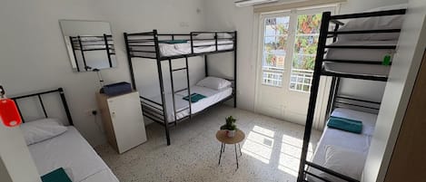 Dormitorio compartido superior, balcón, vista al jardín | Escritorio, espacio para trabajar con laptop y wifi gratis