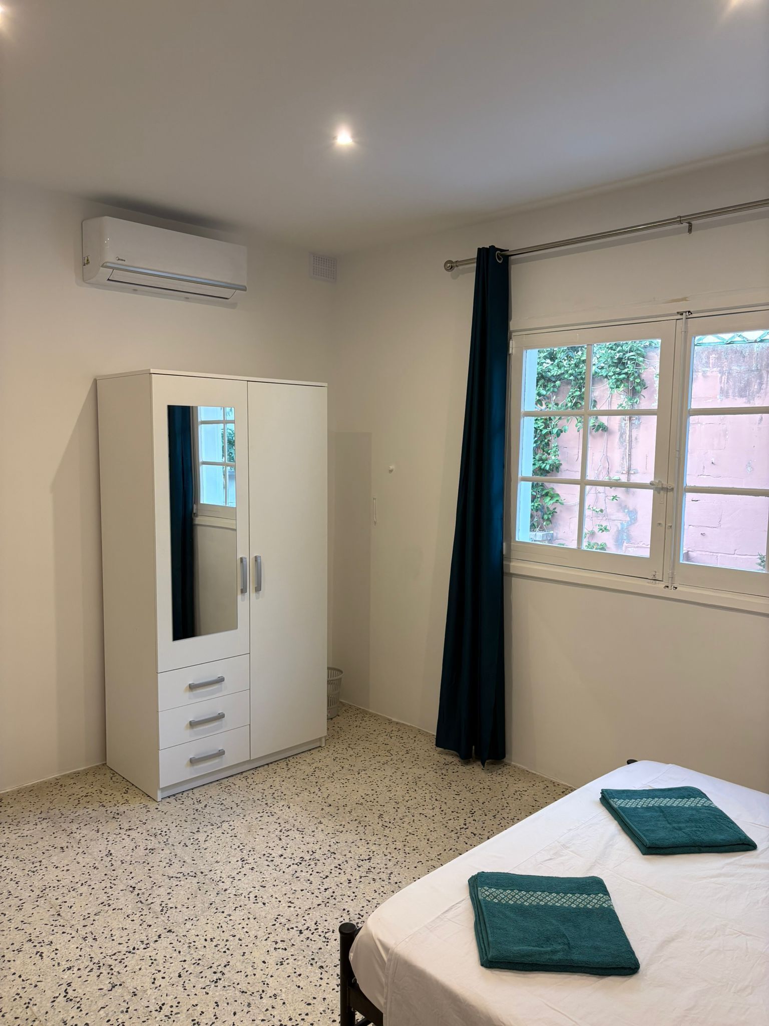 Desk, laptop workspace, free WiFi