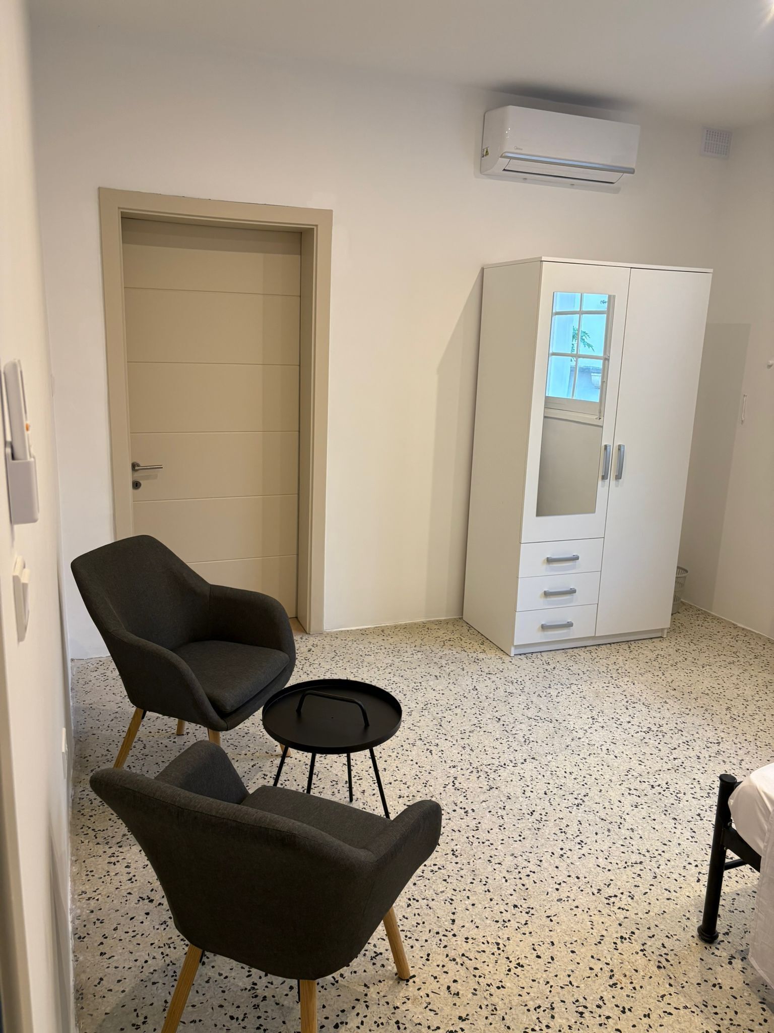 Desk, laptop workspace, free WiFi