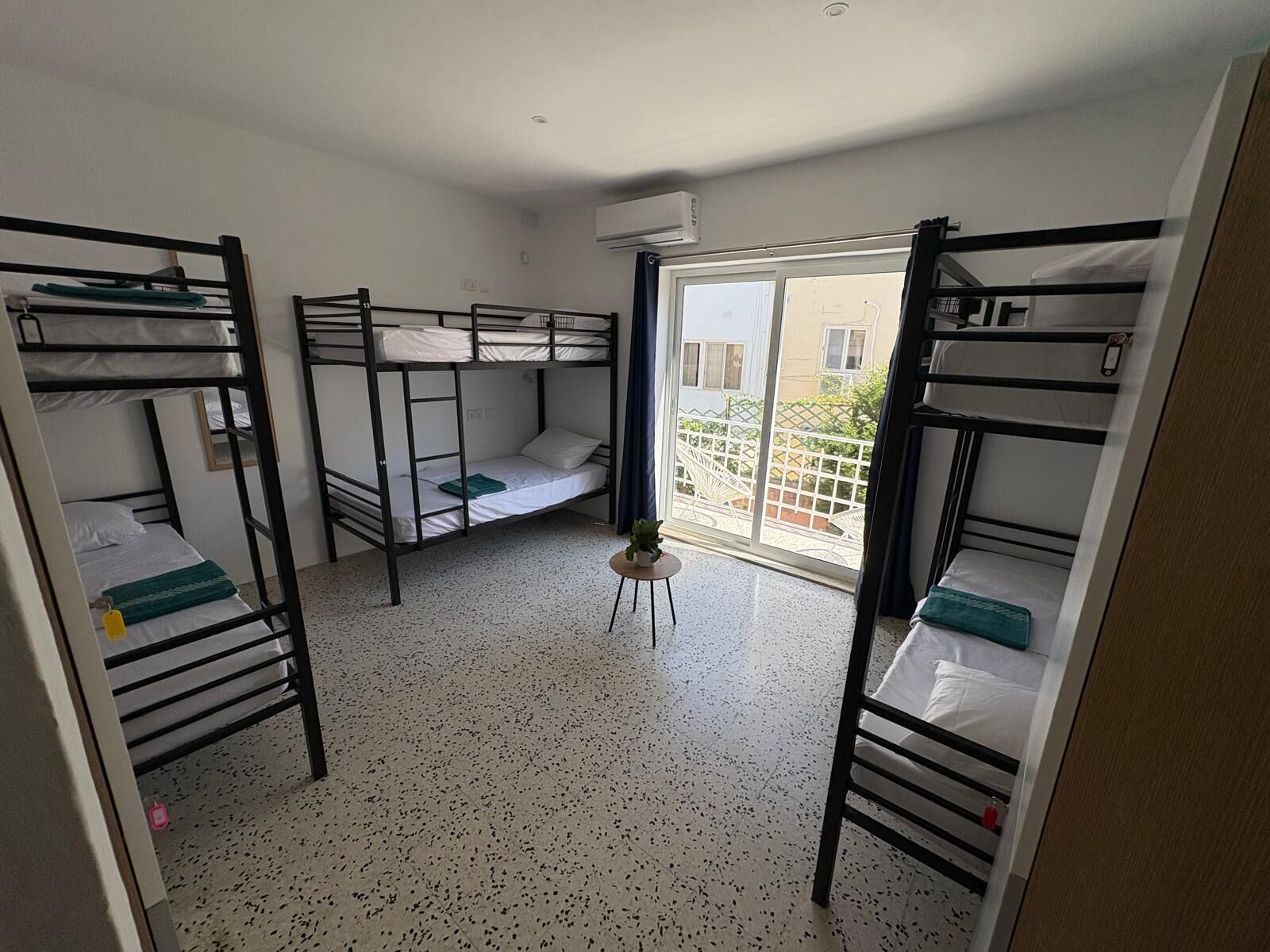 Dormitorio compartido superior, balcón, vista al jardín | Escritorio, espacio para trabajar con laptop y wifi gratis 