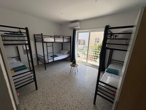 Dormitorio compartido superior, balcón, vista al jardín | Escritorio, espacio para trabajar con laptop y wifi gratis 