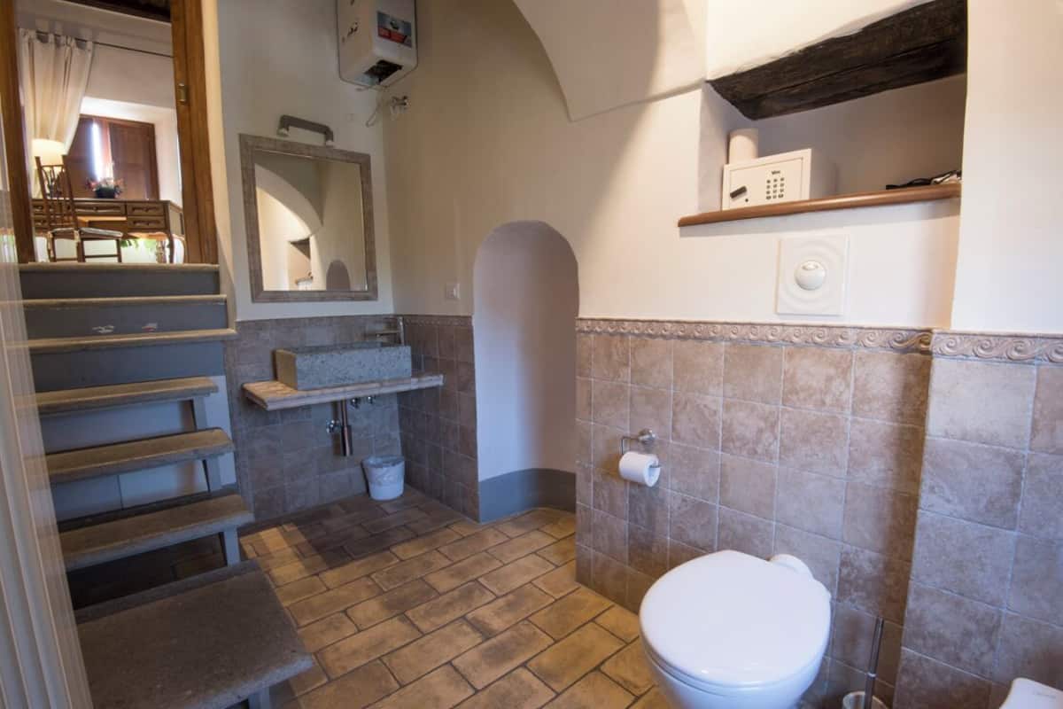 Ein kleines Badezimmer mit Toilette, Waschbecken und Duschbereich.
